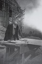 <p>Op deze foto is zeer waarschijnlijk H.A. Pothoven te zien, die samen met zijn zoon de restauratie/wederopbouw leidde (archiefProtestantse Gemeente Elst). </p>
